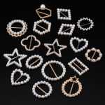 옷 코너 매듭 액세서리 브로치의 그림