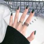 왕관 복고풍 반지 액세서리의 그림