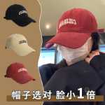 큰 머리야구 모자의 그림