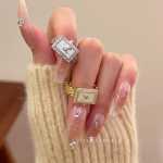 골동품 시계 반지 쥬얼리 금 반지의 그림