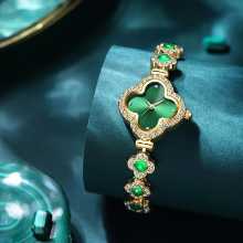 클로버 팔찌 시계의 그림