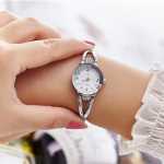 팔찌 한국어 버전의 패션 시계 여학생 간단한 기질 팔찌 소형 패션 시계 작은 다이얼 인 바람 모조 다이아몬드의 그림