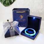 라이트 쥬얼리 박스 목걸이 펜던트 다이아몬드 반지 팔찌 시계 쥬얼리 포장 선물 빈 상자가있는 고급 LED의 그림