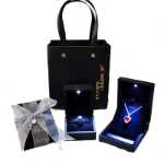 라이트 쥬얼리 박스 목걸이 펜던트 다이아몬드 반지 팔찌 시계 쥬얼리 포장 선물 빈 상자가있는 고급 LED의 그림