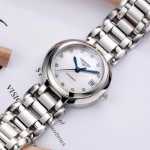 론진 스위스 시계 하트 앤 문 컬렉션 패션 다이아몬드 스틸 스트랩 여성용 시계 L8.110.4.87.6의 그림