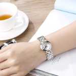 론진 스위스 시계 하트 앤 문 컬렉션 패션 다이아몬드 스틸 스트랩 여성용 시계 L8.110.4.87.6의 그림