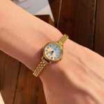 손예진 같은 로즈몬트 시계 여성 로즈몬트 탄생석 탄생 빈티지 스몰 골드 시계 라운드 디스크 컬러 다이아몬드의 그림