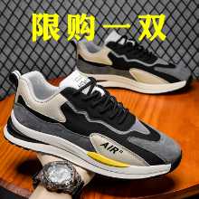 푸티 안 남성 신발의 그림