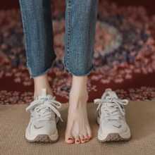 여성 화이트 메쉬  검프 신발의 그림