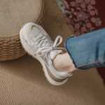 여성 화이트 메쉬  검프 신발의 그림