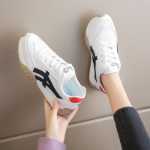 스포츠 레저 여성 신발의 그림