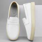 화이트 가죽 신발의 그림