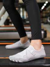 실내 피트니스 신발의 그림