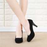 데이 스페셜 레이디스 싱글 슈즈 블랙 하이힐 두꺼운 힐 얕은 입 스웨이드 전문 방수 플랫폼 공식 여성 신발 라운드 헤드의 그림