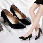 2023 봄 새로운 뾰족한 검은 색 하이힐 여성 얕은 입에 부드러운 가죽 신발 전문 포멀 싱글 슈즈 하이힐 파인 힐의 그림