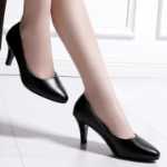 2023 봄 새로운 뾰족한 검은 색 하이힐 여성 얕은 입에 부드러운 가죽 신발 전문 포멀 싱글 슈즈 하이힐 파인 힐의 그림