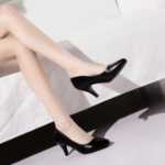 2023 봄 새로운 뾰족한 검은 색 하이힐 여성 얕은 입에 부드러운 가죽 신발 전문 포멀 싱글 슈즈 하이힐 파인 힐의 그림