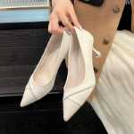 뾰족한 하이힐 하이힐 여성 여름 2023 새로운 가벼운 성숙한 정장 싱글 슈즈 얕은 입 높이 샌들 기질 여성 신발의 그림