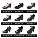 워킹 하이힐 여성 피곤하지 않은 발 가죽 중간 굽 두꺼운 굽 한 단어 버클 청삼 모델 트레이닝 신발 부드러운 바닥 어머니 신발의 그림