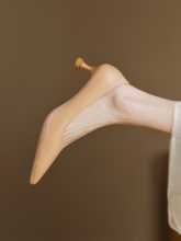 스포츠 바닥 누드 컬러 하이힐 5cm 작은 굽 신발 디자인 감각 틈새 미세 굽 뾰족한 머리 피곤하지 않은 발 부드러운 바닥 여성 신발의 그림