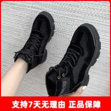 여성 스포츠 마틴 부츠의 그림