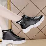 가죽 하이 탑 여성  신발의 그림