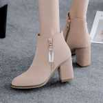 온주 프로스트 가죽 겨울 청키 힐 여성용 쇼트 부츠 가을과 겨울 2023 새로운 하이힐 짧은 첼시 부츠 여성용 부츠의 그림