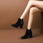 온주 프로스트 가죽 겨울 청키 힐 여성용 쇼트 부츠 가을과 겨울 2023 새로운 하이힐 짧은 첼시 부츠 여성용 부츠의 그림