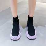 신축성 하이 탑 신발의 그림