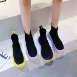 신축성 하이 탑 신발의 그림