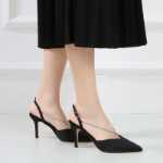 블랙 새틴 스트랩 기질 여성 체인 포인트 헤드 하이힐 샌들 라인 석 커리어 워크 슈즈 공식 인터뷰의 그림