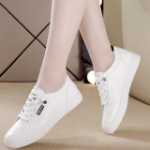 가죽 여성 흰색 신발의 그림