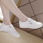 가죽 여성 흰색 신발의 그림