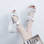 스포츠 해변 여성 샌들의 그림