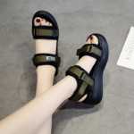 스포츠 샌들 여성 신발의 그림