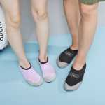 비치 양말 신발의 그림