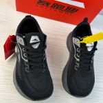 남성용 운동화의 그림