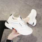 여성  캐주얼 운동화의 그림