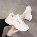 여성  캐주얼 운동화의 그림