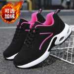 미끄럼 방지  중년 및 노인 운동화의 그림