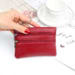 동전 카드 키 가방의 그림