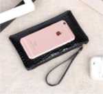 블랙 클러치 백의 그림