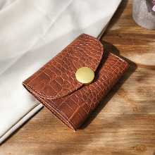 악어 패턴 가방의 그림