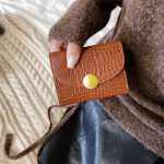 악어 패턴 가방의 그림