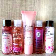 커스틴 샴푸 벚꽃 꽃잎 샤워 젤 바디 밀크 워시 세트 컨디셔너 여행용 샘플러 백 가방의 그림