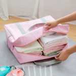 임산부 옷 가방 아기 용품의 그림