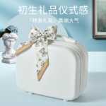 신생아 의류 선물 상자의 그림