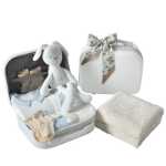 신생아 의류 선물 상자의 그림