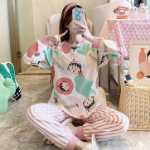 모유 수유 출산 임산부 잠옷의 그림