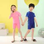 남아용 및 여아용 아동용 수영복 전문 수영 훈련용 원피스 수영복 중대형 아동용 스플릿 및 속건성 수영복의 그림